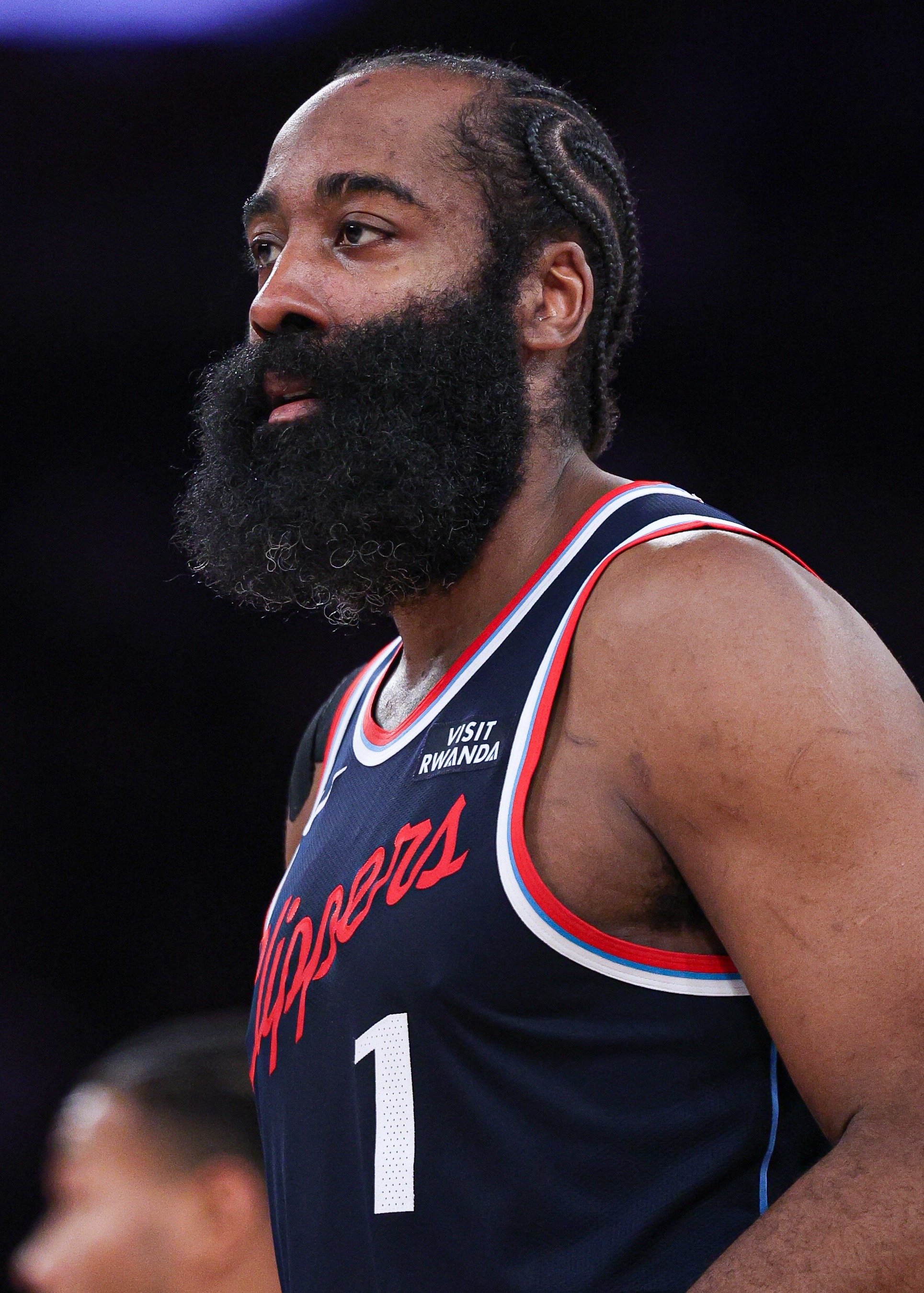 开云体育平台-伤病还是有影响？哈登复出手感平平17中6！得到23分9助3失误！