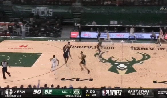 全明星裁判阵容吹出离奇比赛 篮球场变身八角笼？